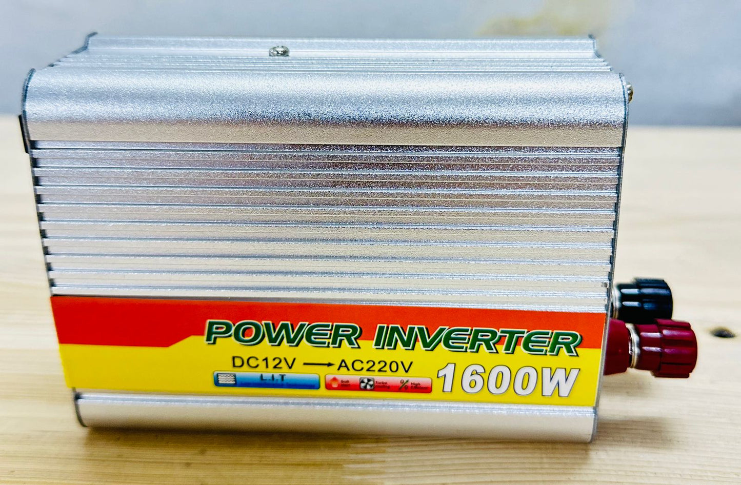 INVERTOROVÝ MENIČ NAPÄTIA 1600W