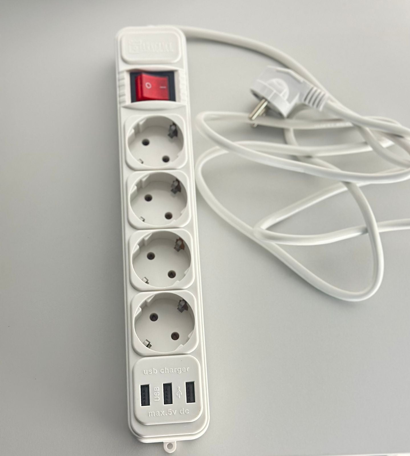 Predlžovací kábel (4 zásuvky, 3 USB vstupy) 2 KUSY