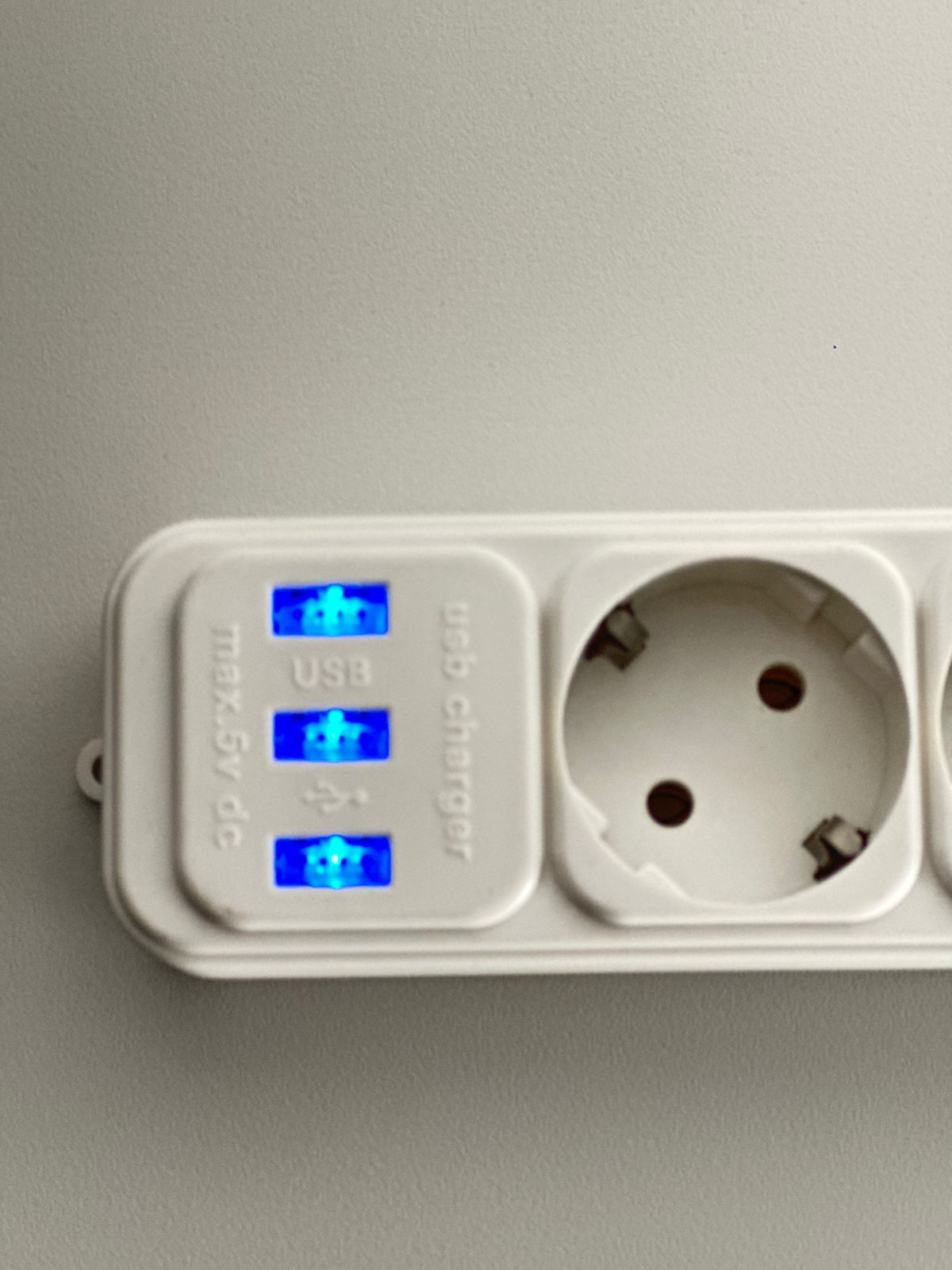 Predlžovací kábel (4 zásuvky, 3 USB vstupy) 2 KUSY